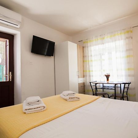 Old Town Accommodation Bol Exterior photo