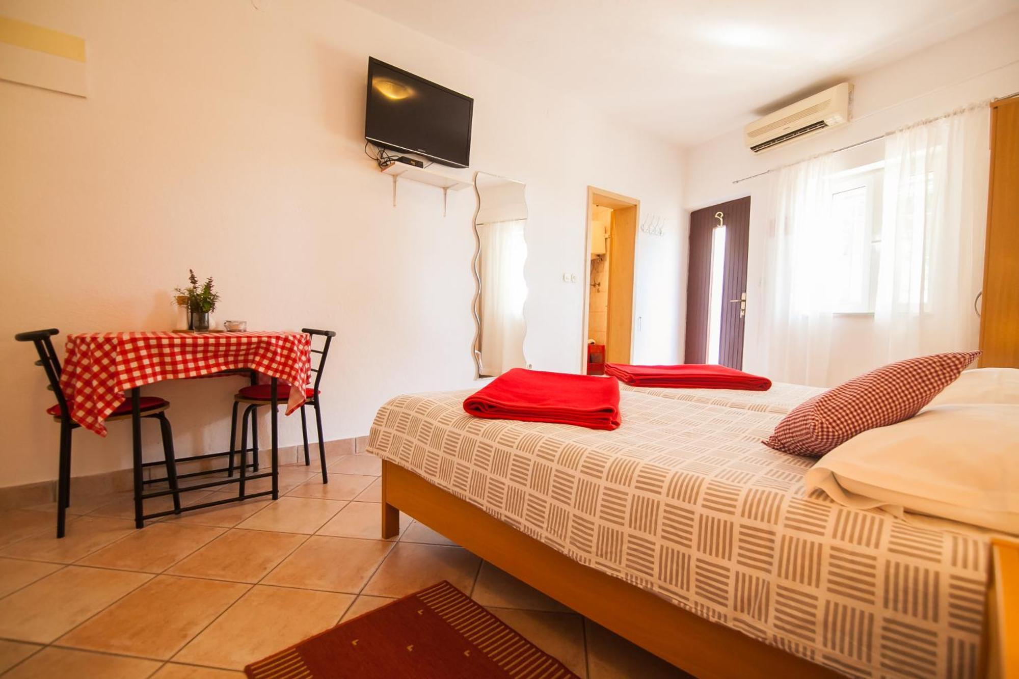 Old Town Accommodation Bol Exterior photo